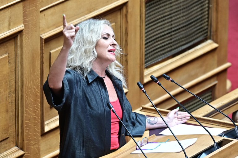 Βουλή: Πες το με ένα τραγούδι… δεν μπορείς αλλιώς – Μουσική παρέμβαση στη Βουλή από την Τζώρτζια Κεφαλά