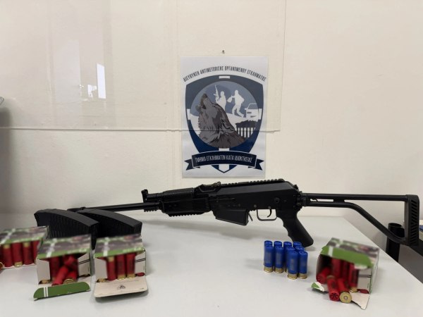 Επιχείρηση του ελληνικού FBI στη Δυτική Αττική – Κατασχέθηκαν όπλα, σφαίρες και ναρκωτικά