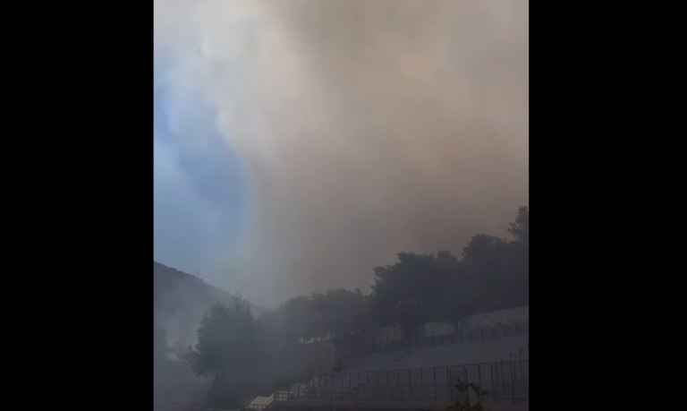 Φωτιά στο Κερατσίνι – Επιχειρούν εναέρια μέσα