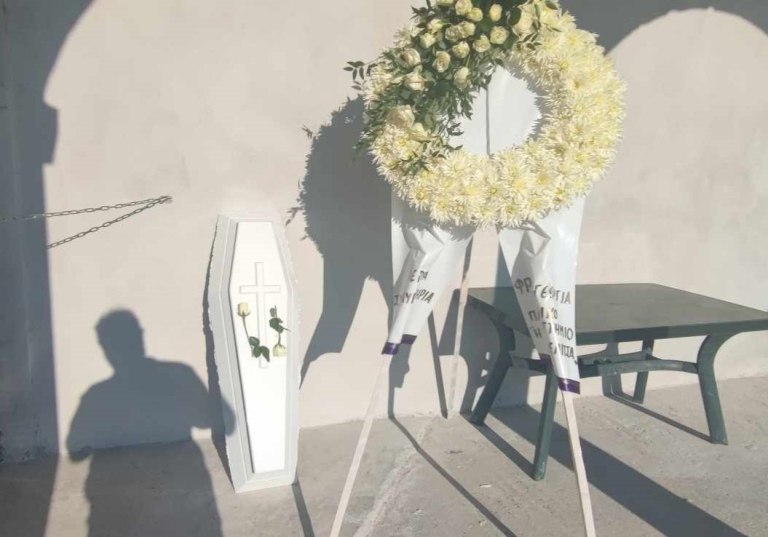 Αγρίνιο: Σπαραγμός στην κηδεία της δίχρονης Αλεξάνδρας – Συντετριμμένοι οι γονείς από την αδιανόητη τραγωδία