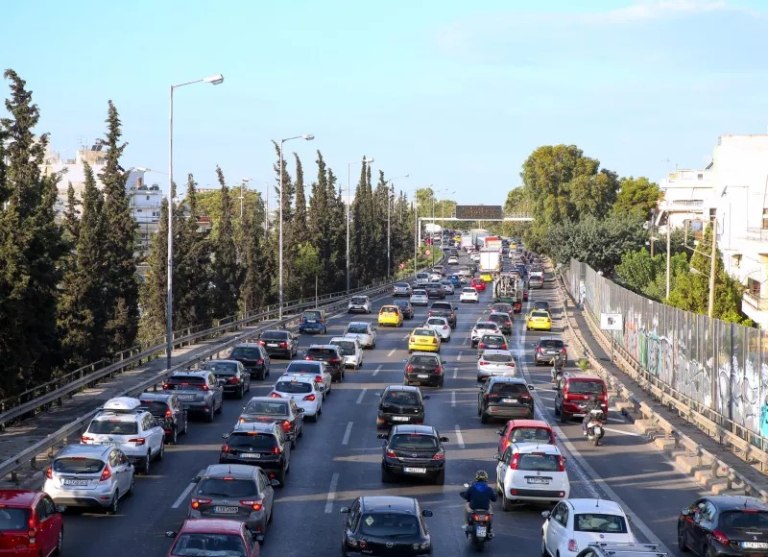 Ουρές χιλιομέτρων στην άνοδο του Κηφισού – Μεγάλες καθυστερήσεις και στην Αττική Οδό