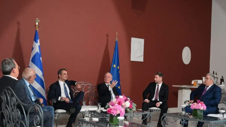 Εμφύλιος στη ΝΔ, στο Προεδρικό Μέγαρο ξεχείλισε η αμηχανία και ο Παλαιστίνιος δεν «χωράει» στη γιορτή για τη Δημοκρατία