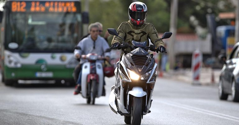 Τροχαία: Χωρίς κράνος ένας στους έξι – Σχεδόν 4.000 παραβάσεις την πρώτη εβδομάδα ελέγχων με τον νέο ΚΟΚ