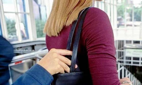 Τρεις ανήλικες έκλεψαν πορτοφόλι και έκαναν ψώνια στη Γλυκά Νερά με την πιστωτική κάρτα που βρήκαν