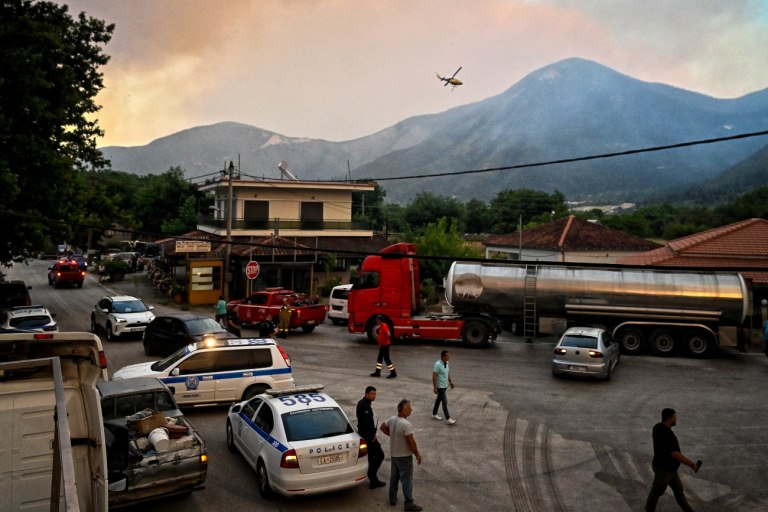 Κορινθία: Σε συλλήψεις για εμπρησμό μετατράπηκαν οι προσαγωγές για τη μεγάλη φωτιά στον Φενεό