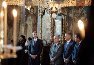 Τις ίδιες κασέτες παίζει ο Κυριάκος Μητσοτάκης, στροφή προς τα δεξιά και υποσχέσεις παροχών