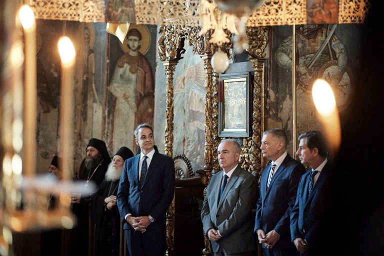 Τις ίδιες κασέτες παίζει ο Κυριάκος Μητσοτάκης, στροφή προς τα δεξιά και υποσχέσεις παροχών