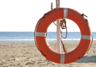 Κατάκολο: Τρίχρονη ανασύρθηκε από τη θάλασσα χωρίς τις αισθήσεις της και την επανέφερε ναυαγοσώστης