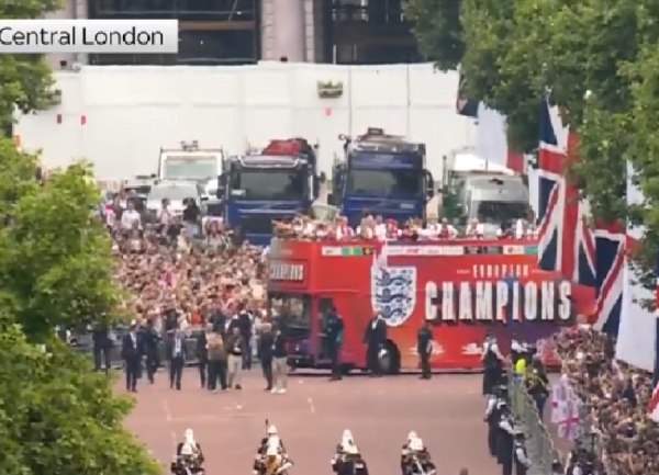 Λονδίνο: Χιλιάδες κόσμου υποδέχθηκαν την πρωταθλήτρια Ευρώπης Αγγλία (vids+pics)