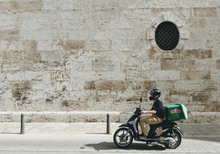 Ιταλία: Σφοδρές αντιδράσεις για μπόνους σε διανομείς όταν εργάζονται με καύσωνα!