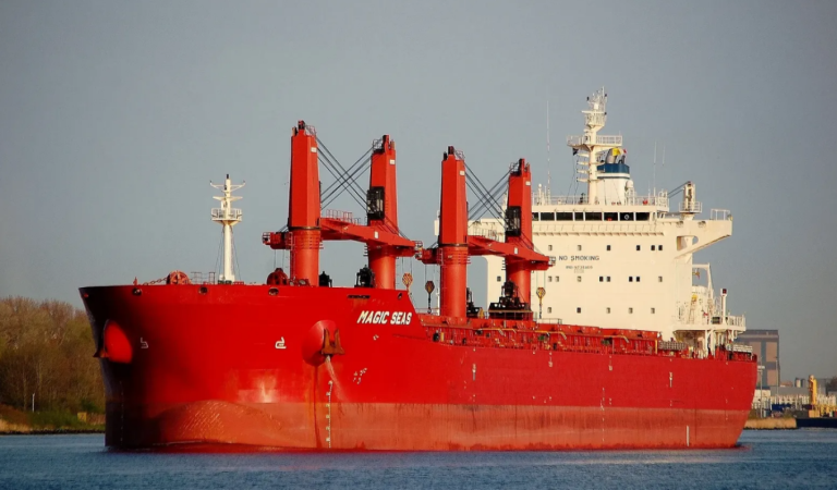 Βυθίζεται το ελληνόκτητο πλοίο που επλήγη από τους Χούθι ανοιχτά της Υεμένης