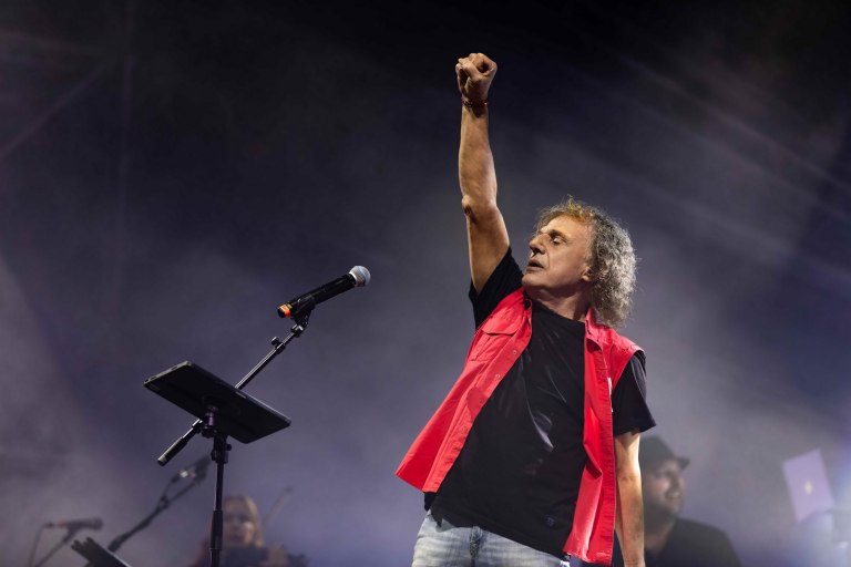 Ο Βασίλης Παπακωνσταντίνου ολοκληρώνει την περιοδεία του με μια μεγάλη συναυλία στο Θέατρο Βράχων