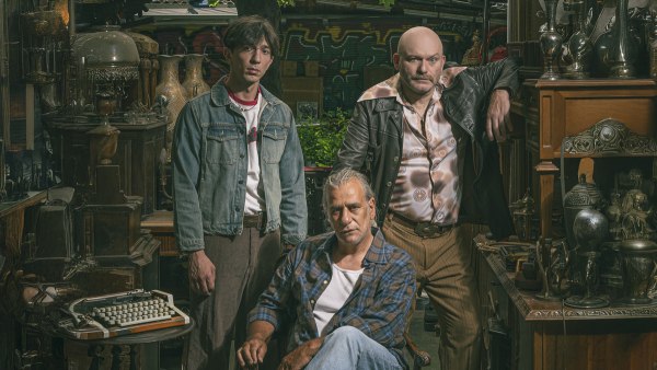 Ο Γιάννης Μπέζος σκηνοθετεί το αριστούργημα του David Mamet «Αμερικάνικος Βούβαλος»