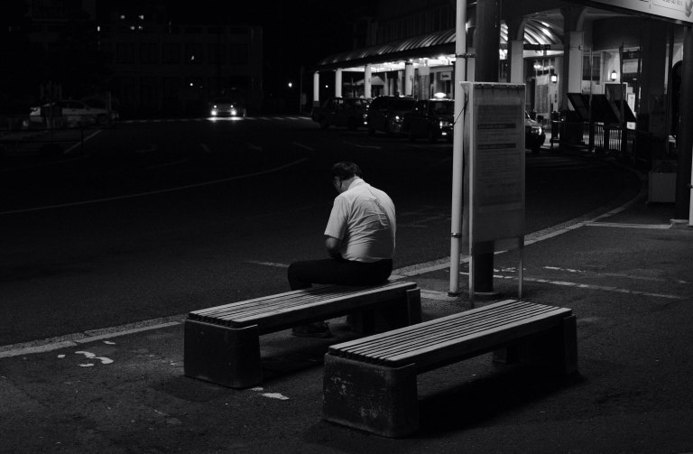 Η «ουλή της ανεργίας» – Μια παραπλανητική μεταφορά που στιγματίζει ανθρώπους, όχι πολιτικές