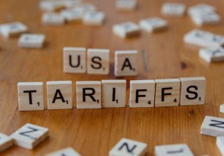 Δασμοί Τραμπ: Στα κάγκελα οι εξαγωγείς από το ιρλανδικό ουίσκι μέχρι τη φέτα