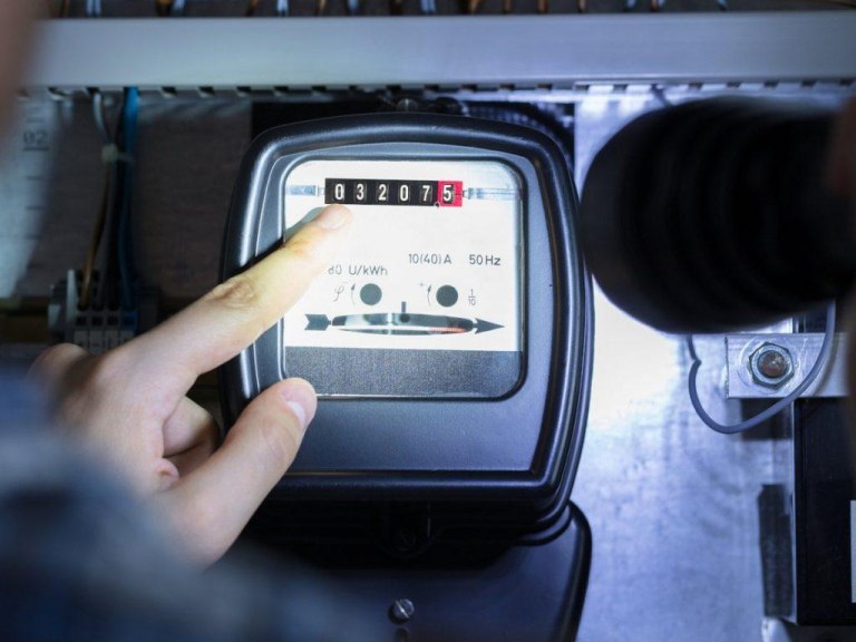 Electricity Theft Surges Across Greece as Businesses Exploit the System