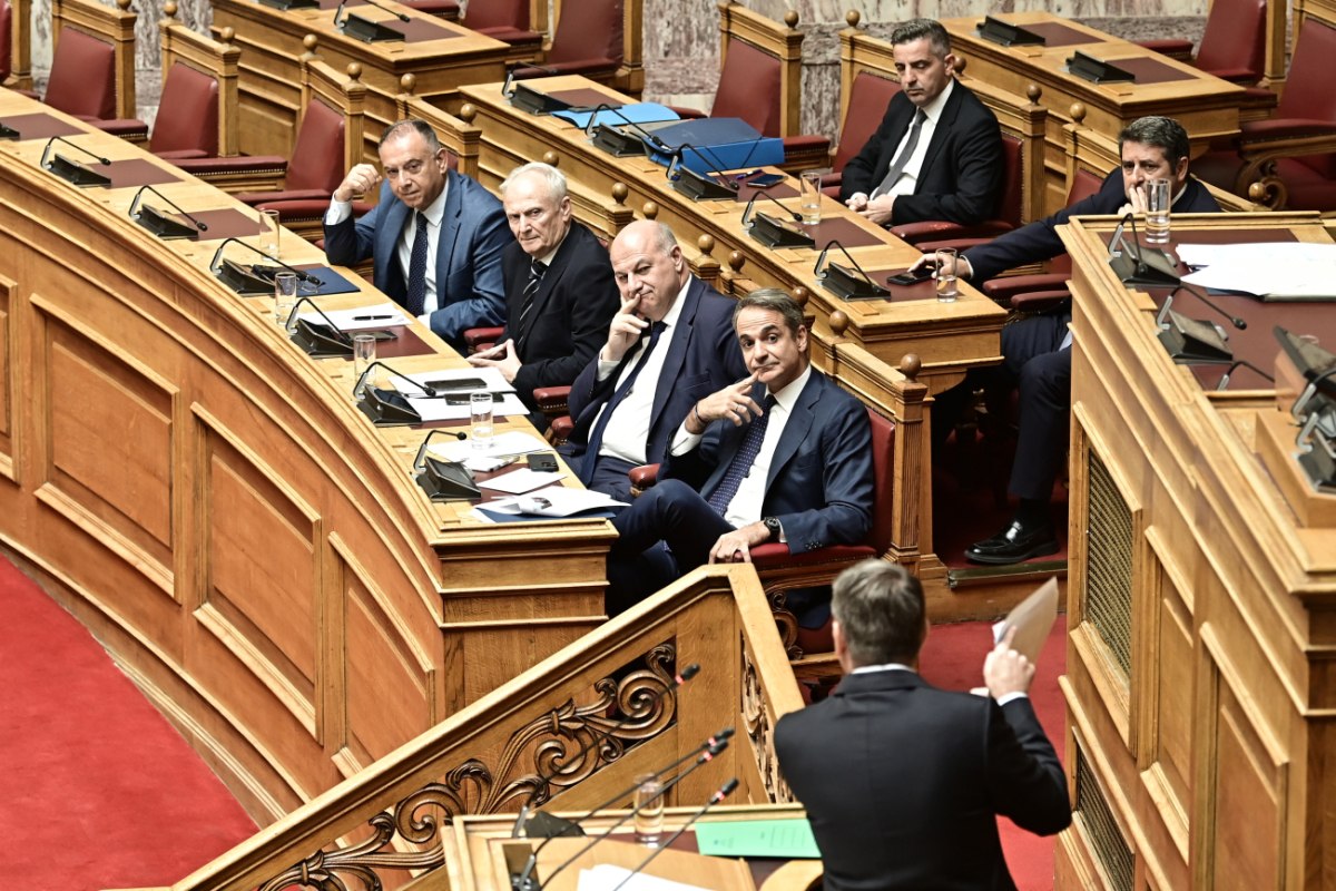 Σκάνδαλο ΟΠΕΚΕΠΕ: Σκληρό ροκ στη Βουλή με πρωταγωνιστές… τον «βασιλιά του σκότους» και το «κακέκτυπο Παπανδρέου»