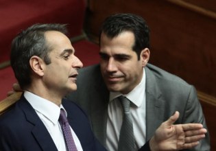 Κυβέρνηση: Οι εικόνες που καλλιεργούν το ακροδεξιό αφήγημα του «εχθρού» και η υποκρισία στο Προσφυγικό