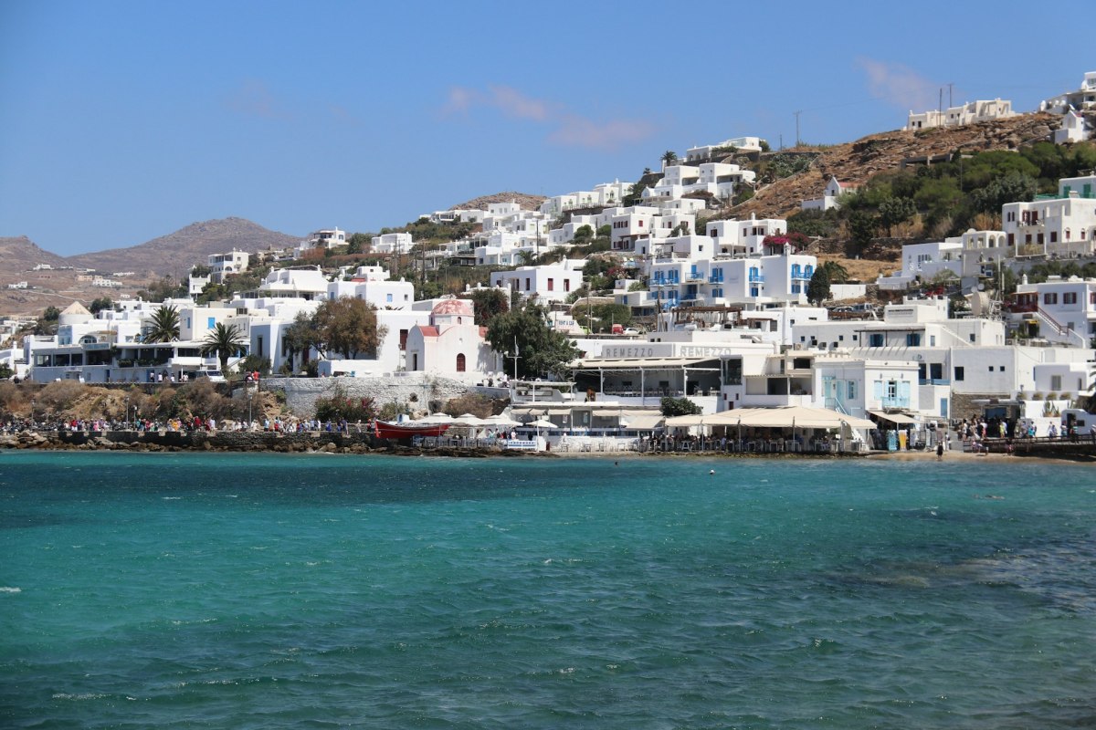 Μύκονος-Σαντορίνη: Απλησίαστη για τους Έλληνες η αγορά ακινήτων – Οριζόντια αύξηση ζητούμενων τιμών