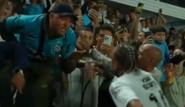 Επεισόδιο του Νεϊμάρ με οπαδό, μετά από νέα ήττα της Σάντος (vid)