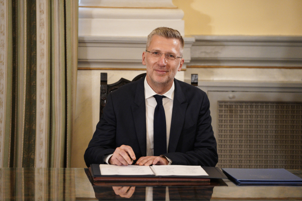 Στη γραμμή «βάστα Σόιμπλε» και «ζήτω τα μνημόνια» ο Σκέρτσος