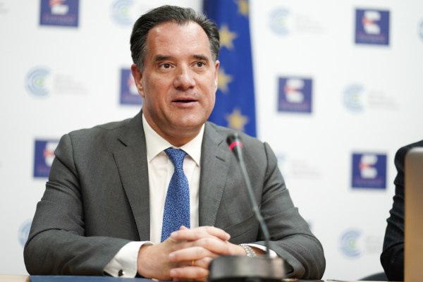 ΣΥΡΙΖΑ: Ο Άδωνις χωρίς υπουργική καρέκλα και ο Άδωνις με υπουργική καρέκλα (βίντεο)