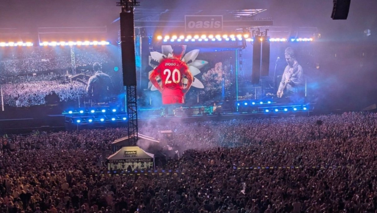 Οι θρυλικοί Oasis επέστρεψαν στη σκηνή μετά από 16 χρόνια και τίμησαν τον Ζότα (pics)