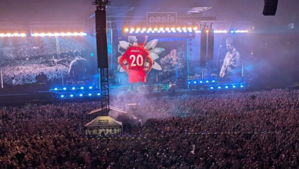 Οι θρυλικοί Oasis επέστρεψαν στη σκηνή μετά από 16 χρόνια και τίμησαν τον Ζότα (pics)