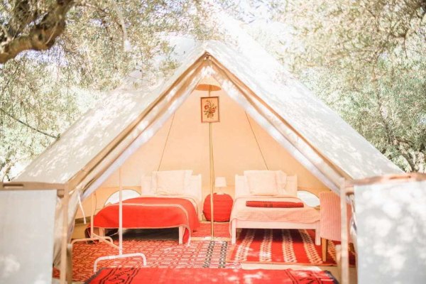 Το Airbnb πάει… glamping: Eνοικιάζονται σκηνές «λουξ» για 100 ευρώ τη βραδιά