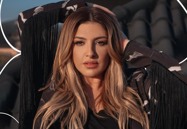 Έλενα Παπαρίζου: Η κορυφαία pop star με φόντο την Αθηναϊκή Ριβιέρα γίνεται το απόλυτο viral