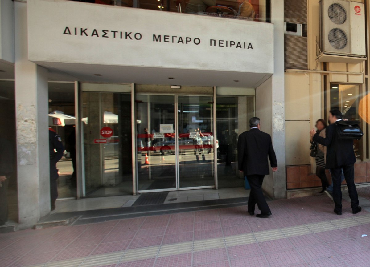 Πειραιάς: Ομάδα ατόμων προπηλάκισε πρωτοδίκη έξω από τα δικαστήρια – Τι καταγγέλλει ο ίδιος