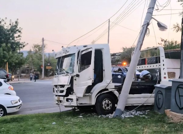 Περιστέρι: Τροχαίο με γερανοφόρο όχημα – Έσπασαν τα φρένα, το εγκατέλειψε ο οδηγός και έπεσε σε κολώνα
