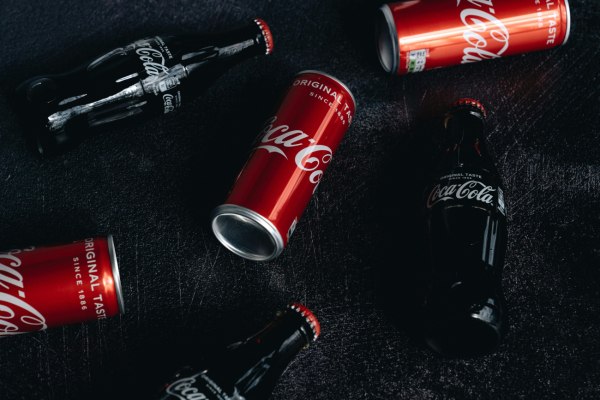 Coca Cola: Ο Τραμπ αλλάζει τη συνταγή της – Επιστροφή στο αμερικανικό ζαχαροκάλαμο