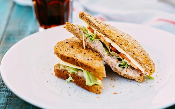 Συνταγή: Δροσιστική τονοσαλάτα σε φρυγανισμένο ψωμί