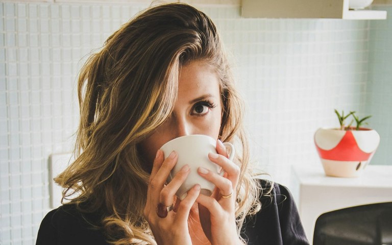 Το μεγάλο δίλημμα: Ωφελεί ή βλάπτει ο απογευματινός καφές;