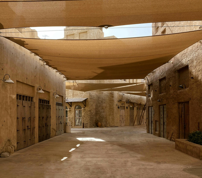 Κλιματική κρίση και ακραία ζέστη – Μια γειτονιά του Ντουμπάι δίνει ένα μάθημα την εποχή του air-condition