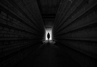 Μεταθανάτια εμπειρία: Γυναίκα που «πέθανε» για 2 λεπτά και επέστρεψε περιγράφει τι «είδε»