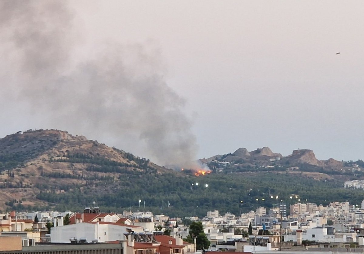 Φωτιά τώρα στον Λόφο Φιλοθέης – Συναγερμός στην πυροσβεστική