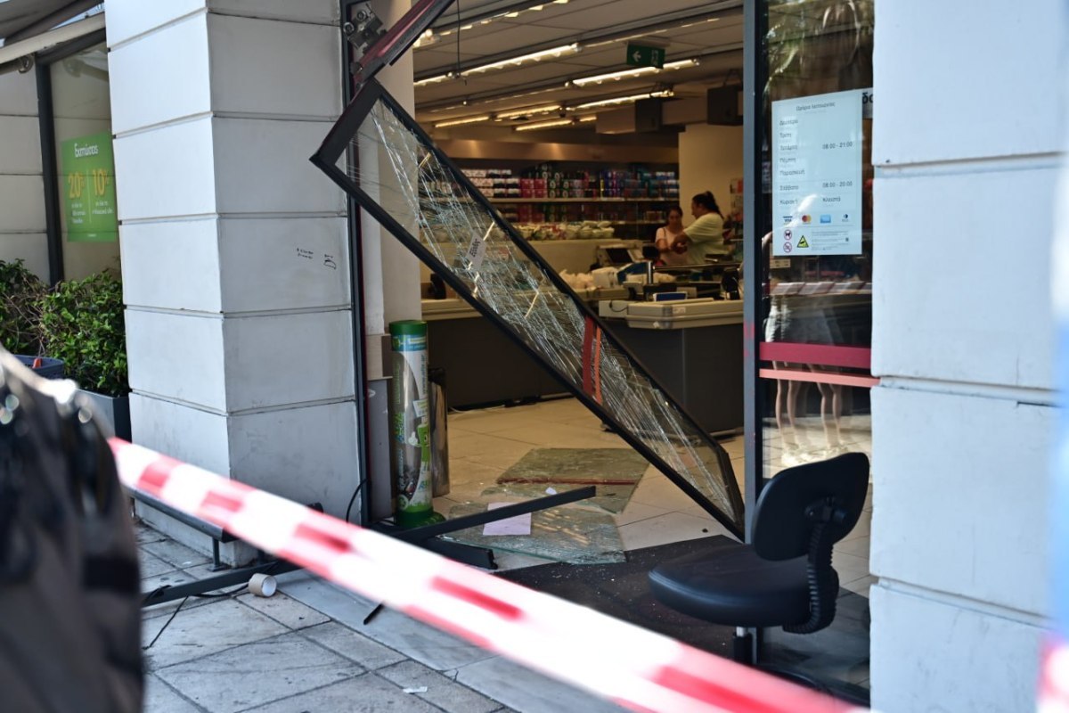 Νίκαια: «Το παιδί έχει φριχτούς πόνους, βλέπει εφιάλτες» – Τι λένε οι γονείς του για την εισβολή ΙΧ στο σούπερ μάρκετ