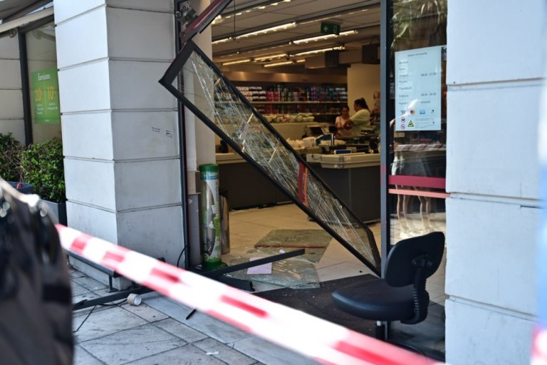 Νίκαια: «Το παιδί έχει φριχτούς πόνους, βλέπει εφιάλτες» – Τι λένε οι γονείς του για την εισβολή ΙΧ στο σούπερ μάρκετ