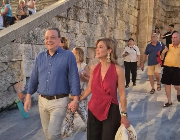 Φάμελλος και Παπαδοπούλου στην Επίδαυρο – Είδαν την παράσταση «Οιδίπους, από το σκοτάδι στο φως»