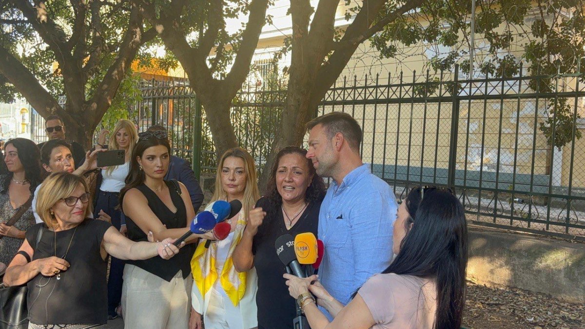 Στο πλευρό της μητέρας της Κυριακής Γρίβα ο Κασσελάκης – Ζητά την αναγνώριση του όρου «γυναικοκτονία»