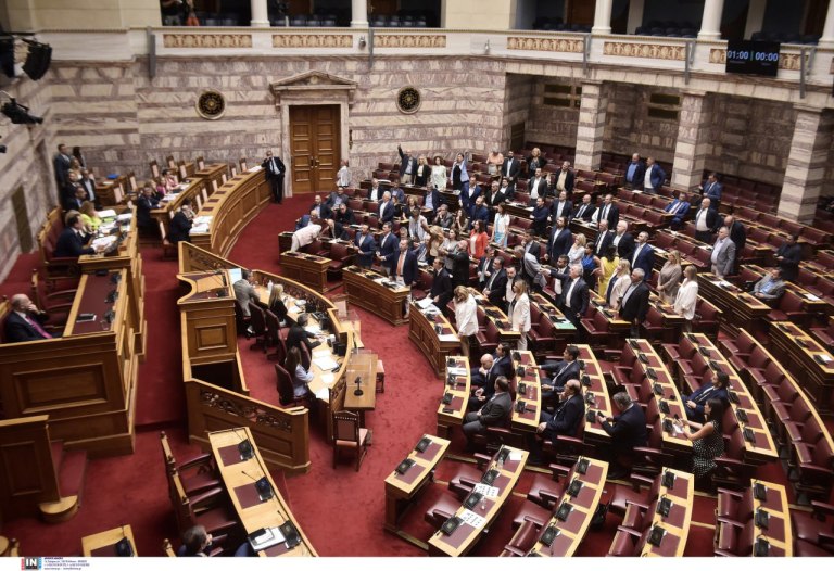 Εκτεθειμένη η κυβέρνηση για τον ευτελισμό της κοινοβουλευτικής διαδικασίας επιχειρεί να δικαιολογηθεί
