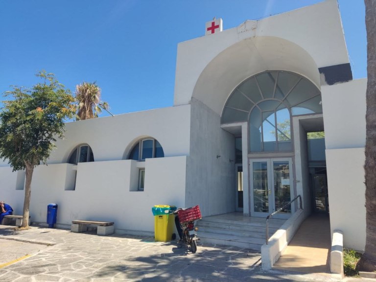 Νοσοκομεία και Κέντρα Υγείας νησιών το καλοκαίρι: Μια μεγάλη, ανοιχτή πληγή – Τι μπορεί να αλλάξει;