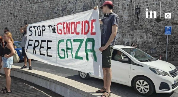 Ρόδος: Η στιγμή που φθάνουν οι τουρίστες από το Ισραήλ – Πώς τους υποδέχτηκαν διαδηλωτές και τοπικοί άρχοντες