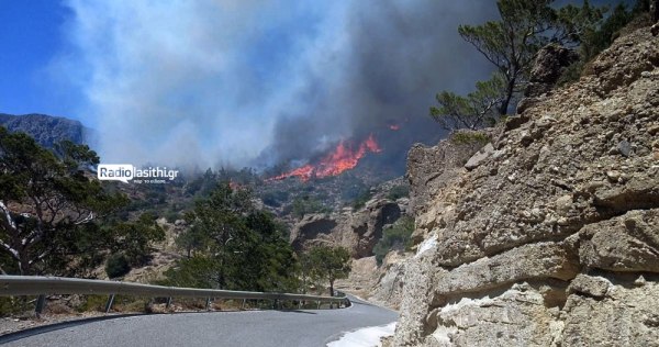 Φωτιά στο Λασίθι – Εκκενώνονται τέσσερις οικισμοι