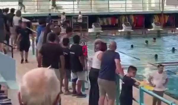 Θλιβερές εικόνες σε αγώνα πόλο στη Χίο: Έβριζαν και χειρονομούσαν σε 13χρονα παιδιά