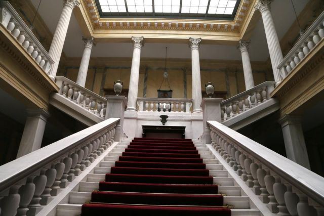 Τα πρακτικά δίνουν τη σκυτάλη στην «κωλοτούμπα»