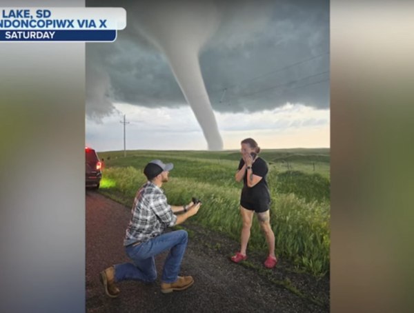 ΗΠΑ: Πρόταση γάμου εν μέσω… ανεμοστρόβιλου
