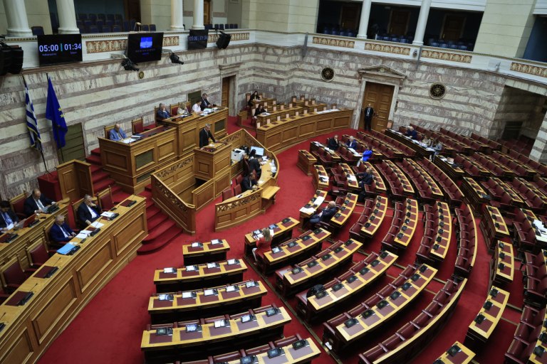 Aπορρίφθηκε η ένσταση αντισυνταγματικότητας για την αναστολή αιτήσεων ασύλου – «Πυρά» αντιπολίτευσης σε κυβέρνηση